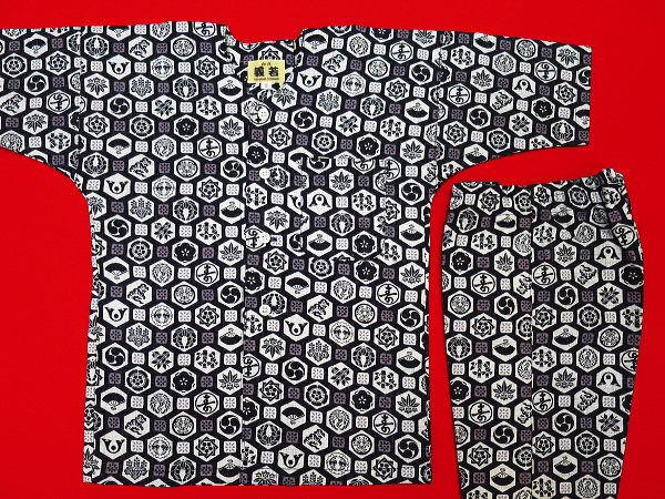 亀甲小紋（鉄黒）２号サイズ（１００）子供鯉口シャツ上下組・義若オリジナル