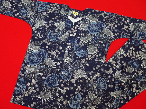 銀彩唐獅子牡丹と桜吹雪（渋藍紺）超巾広サイズ（４Ｌ） 大人鯉口シャツ単品