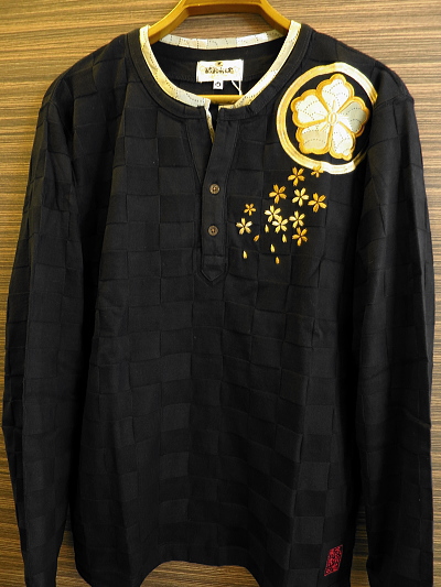 家紋刺繍ヘンリーネック（黒）和柄長袖Ｔシャツ  Ｍサイズ