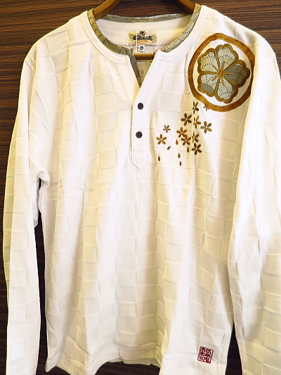家紋刺繍ヘンリーネック（白）和柄長袖Ｔシャツ  Ｍサイズ