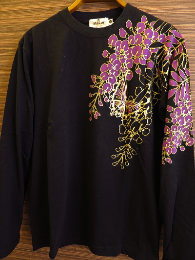 金彩藤に蝶刺繍（黒）和柄長袖Ｔシャツ  Ｍサイズ