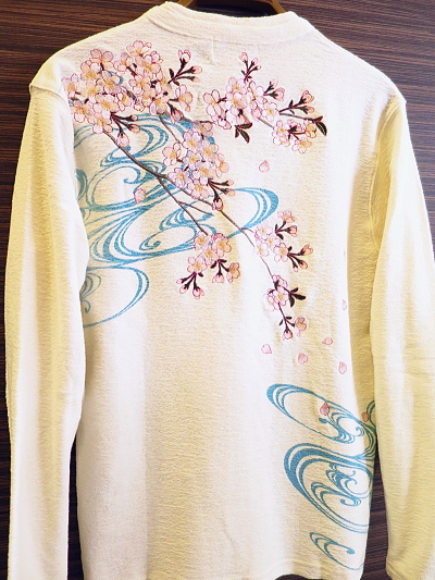 流水に枝垂れ桜刺繍・ヘンリー（白）Ｍサイズ 和柄長袖Ｔシャツ 絡繰魂 