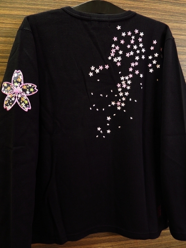 桜刺繍（黒）Ｍサイズ 和柄長袖キーネックTシャツ