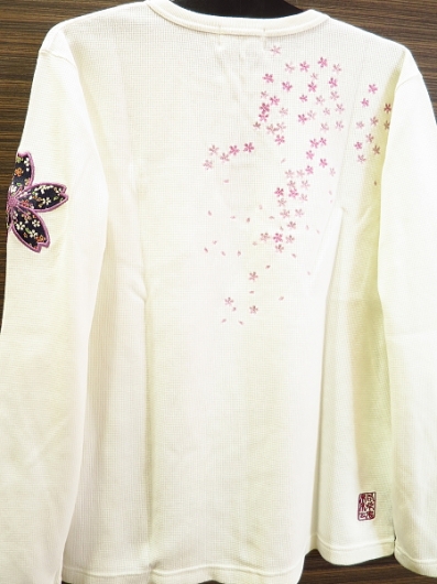 桜刺繍（白）Ｍサイズ 和柄長袖キーネックTシャツ