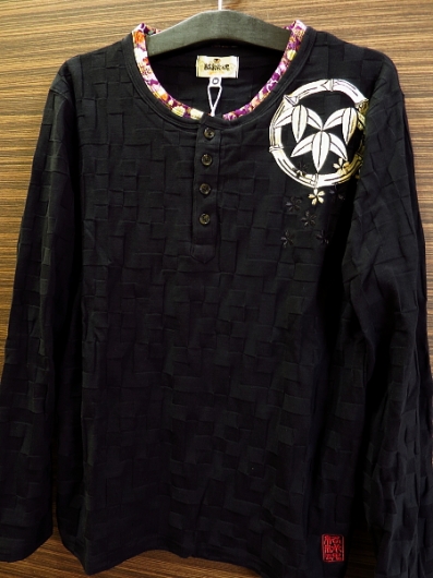 笹家紋刺繍（黒）Ｍサイズ 和柄長袖ヘンリーTシャツ