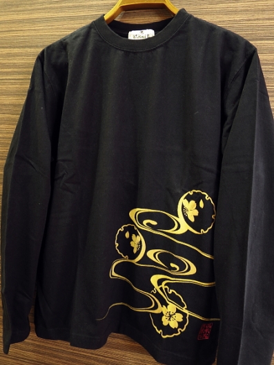 桜家紋鯉刺繍（黒）Ｍサイズ 和柄長袖Ｔシャツ 絡繰魂 